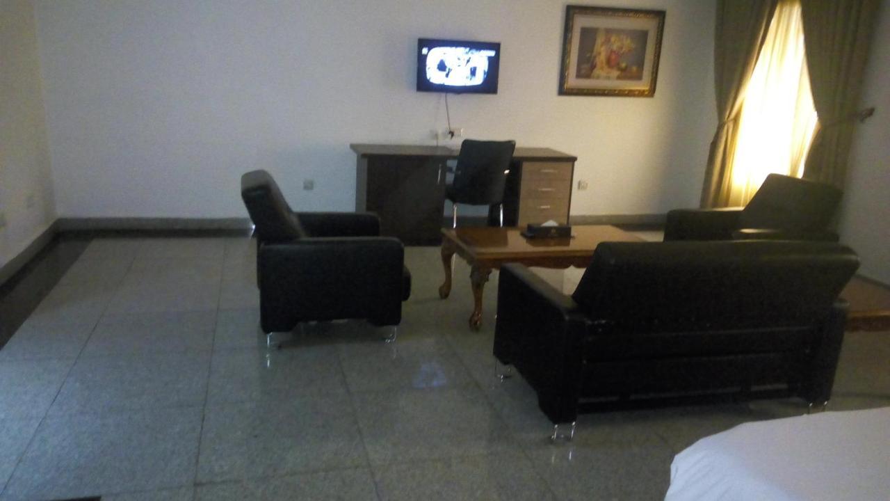 Immaculate Royal Int'L Hotel أويري المظهر الخارجي الصورة