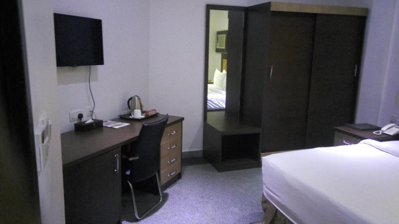 Immaculate Royal Int'L Hotel أويري المظهر الخارجي الصورة