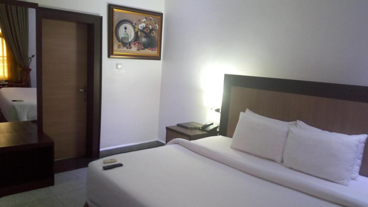 Immaculate Royal Int'L Hotel أويري المظهر الخارجي الصورة